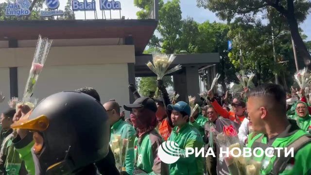 Процессия водителей такси в знак примирения протестующих и полиции в Индонезии