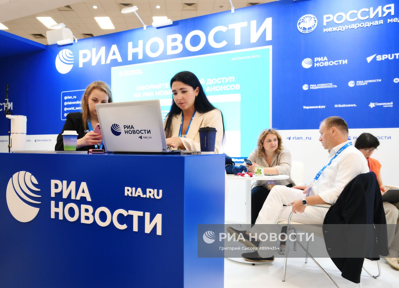 ВЭФ-2025. Стенды РИА Новости и радио Sputnik