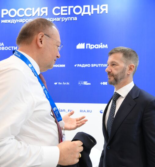 ВЭФ-2025. Стенды РИА Новости и радио Sputnik