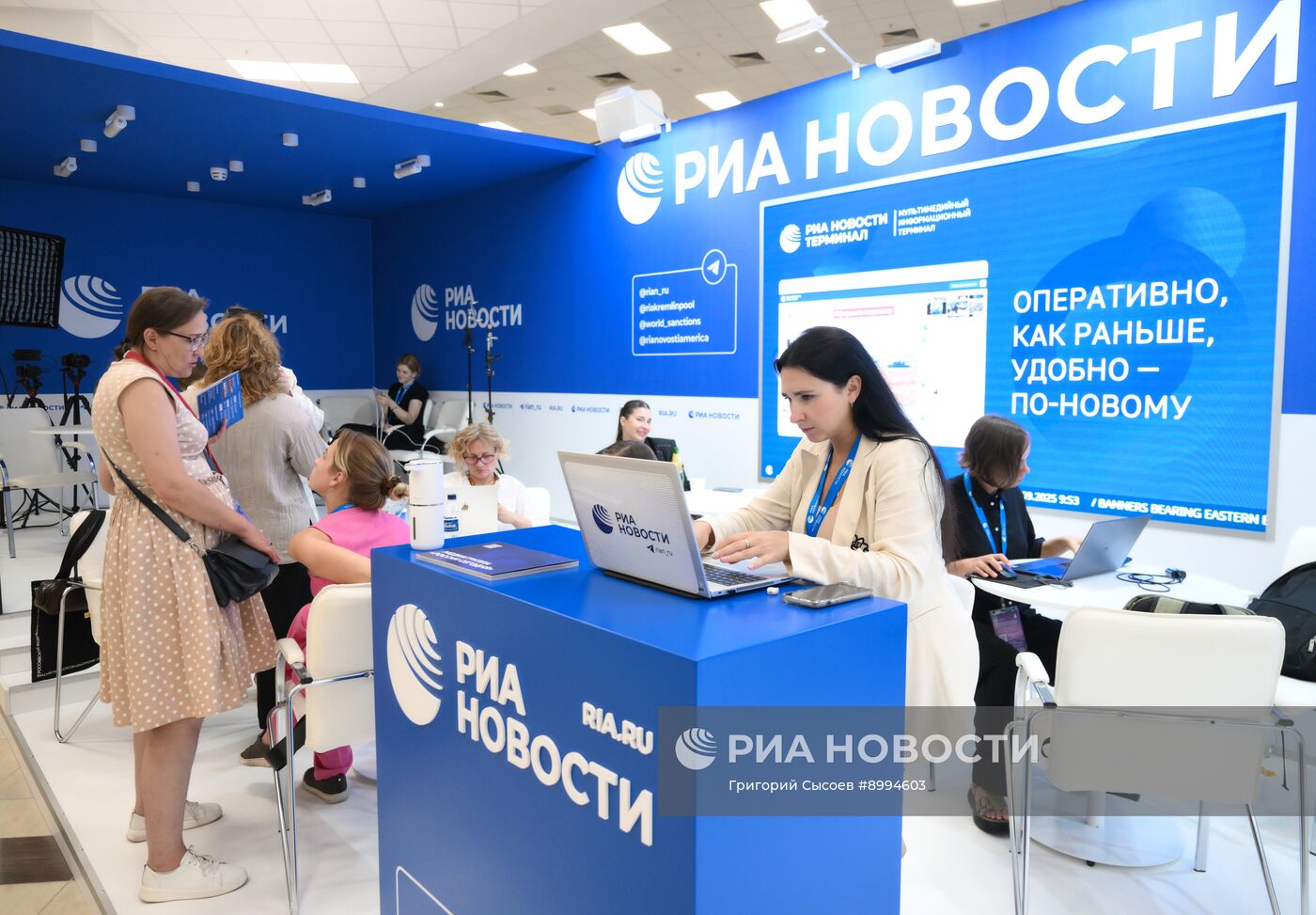 ВЭФ-2025. Стенды РИА Новости и радио Sputnik