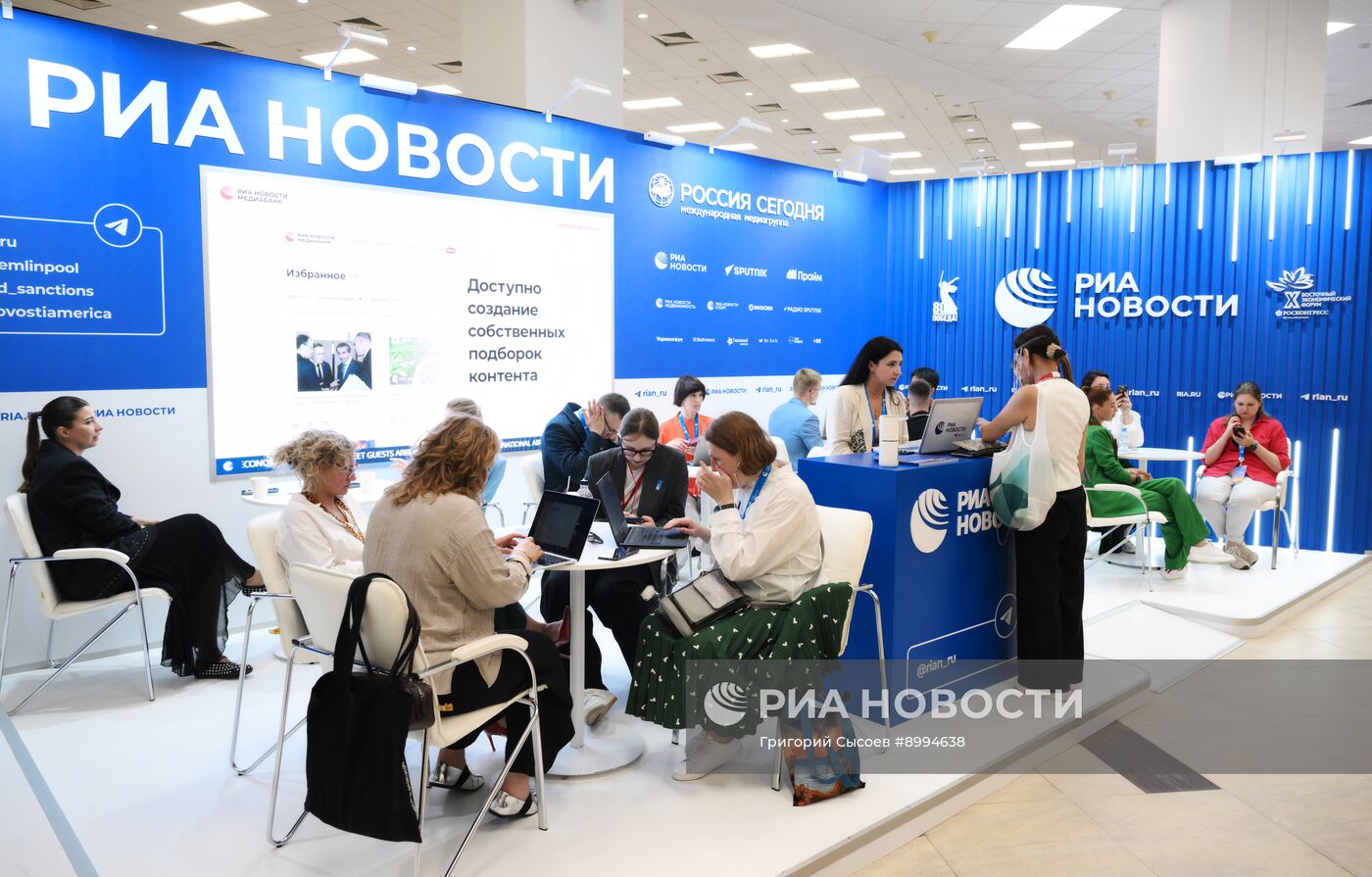 ВЭФ-2025. Стенды РИА Новости и радио Sputnik