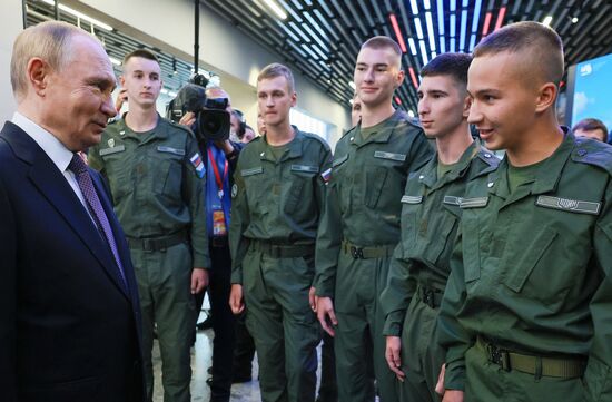 Рабочая поездка президента Владимира Путина во Владивосток