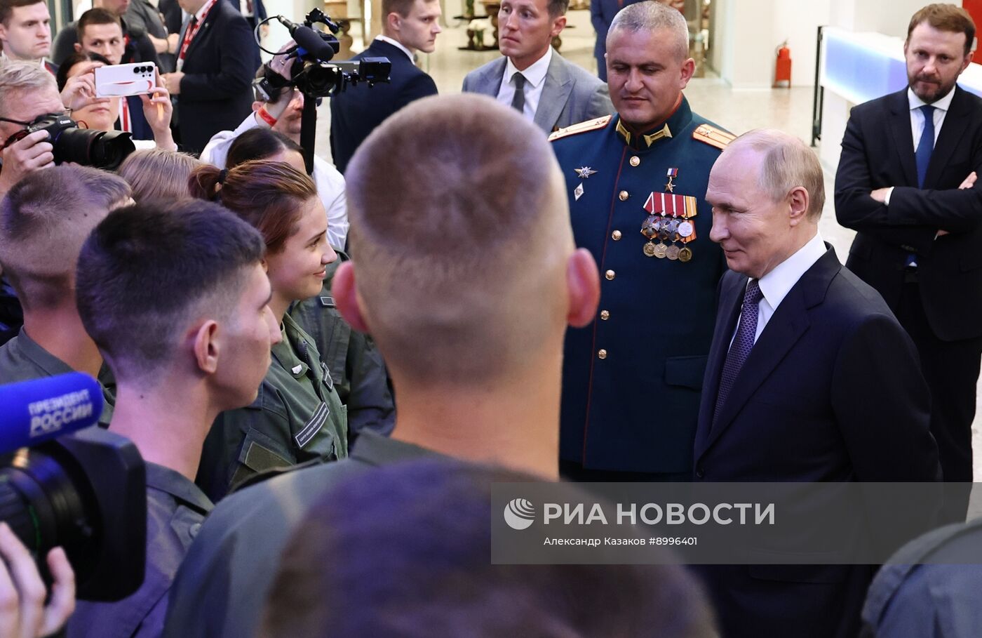 Рабочая поездка президента Владимира Путина во Владивосток