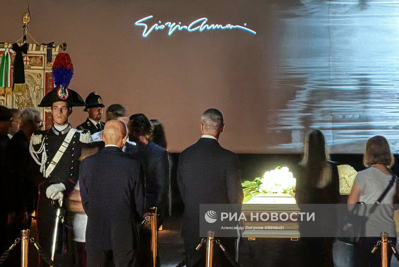 Прощание с модельером Дж. Армани в Милане