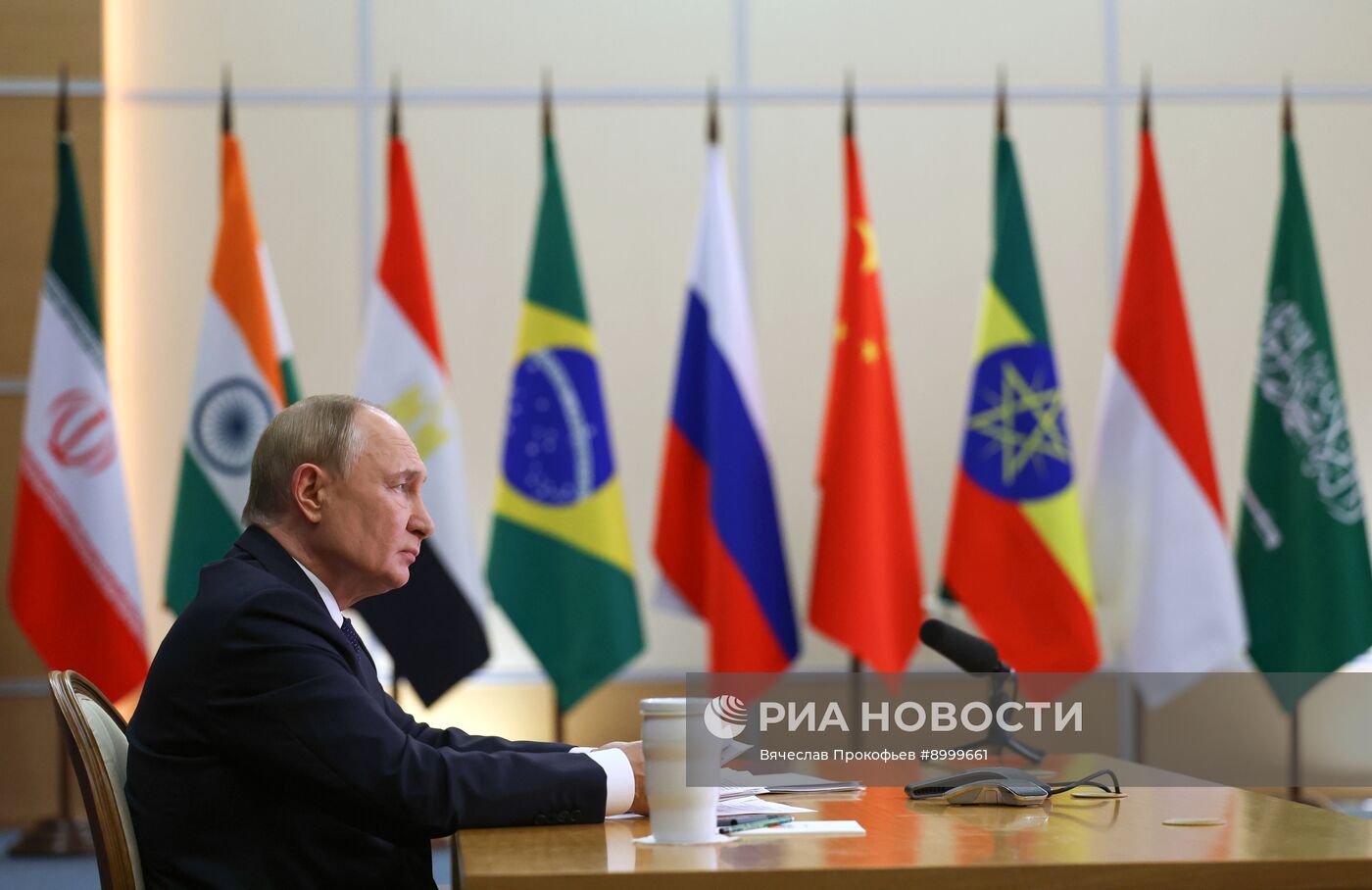 Президент Владимир Путин принял участие во внеочередной встрече БРИКС