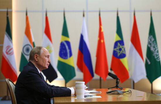 Президент Владимир Путин принял участие во внеочередной встрече БРИКС