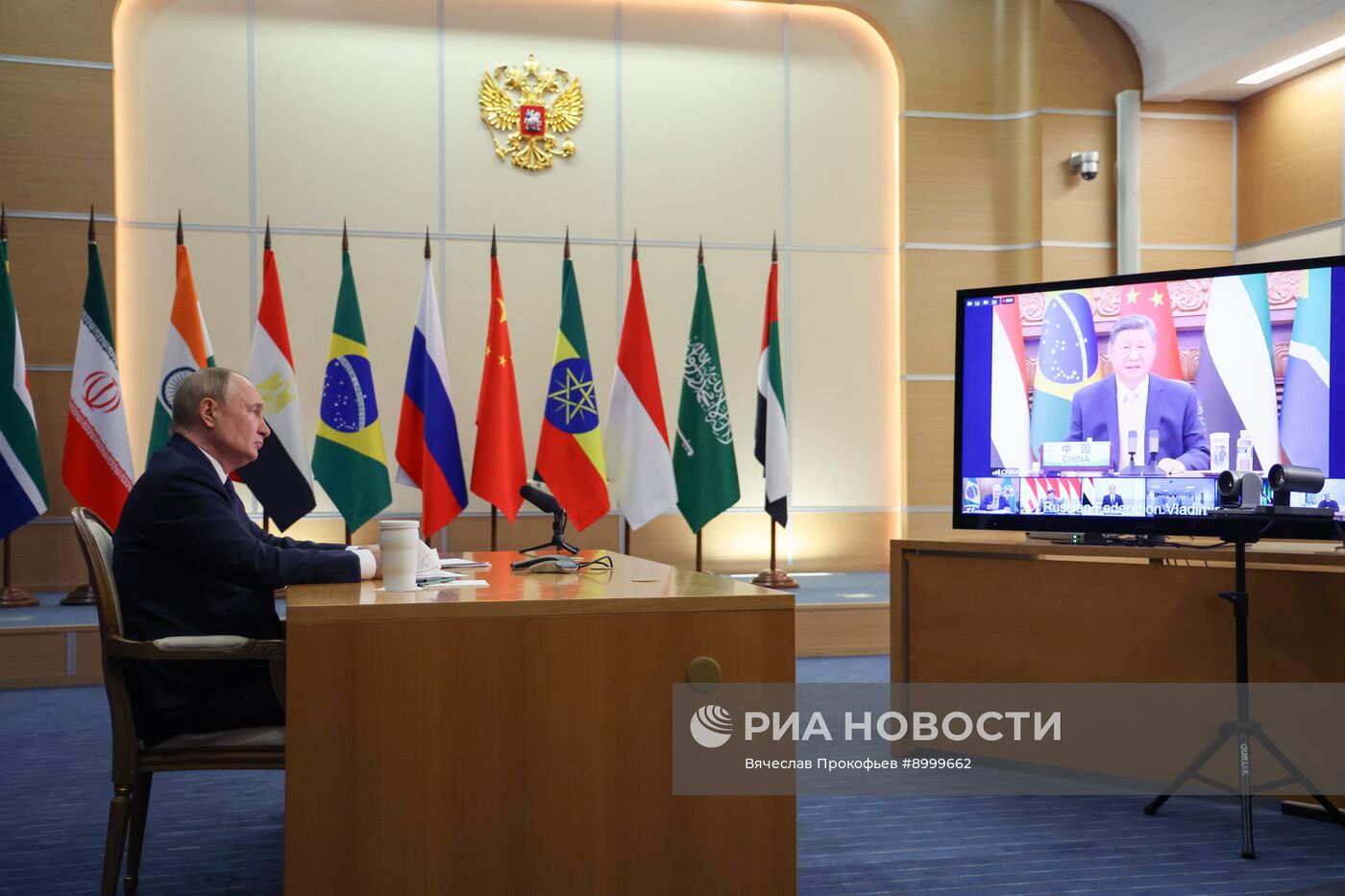 Президент Владимир Путин принял участие во внеочередной встрече БРИКС
