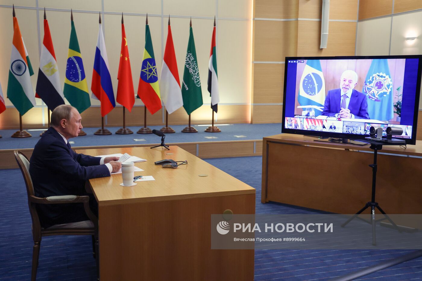 Президент Владимир Путин принял участие во внеочередной встрече БРИКС