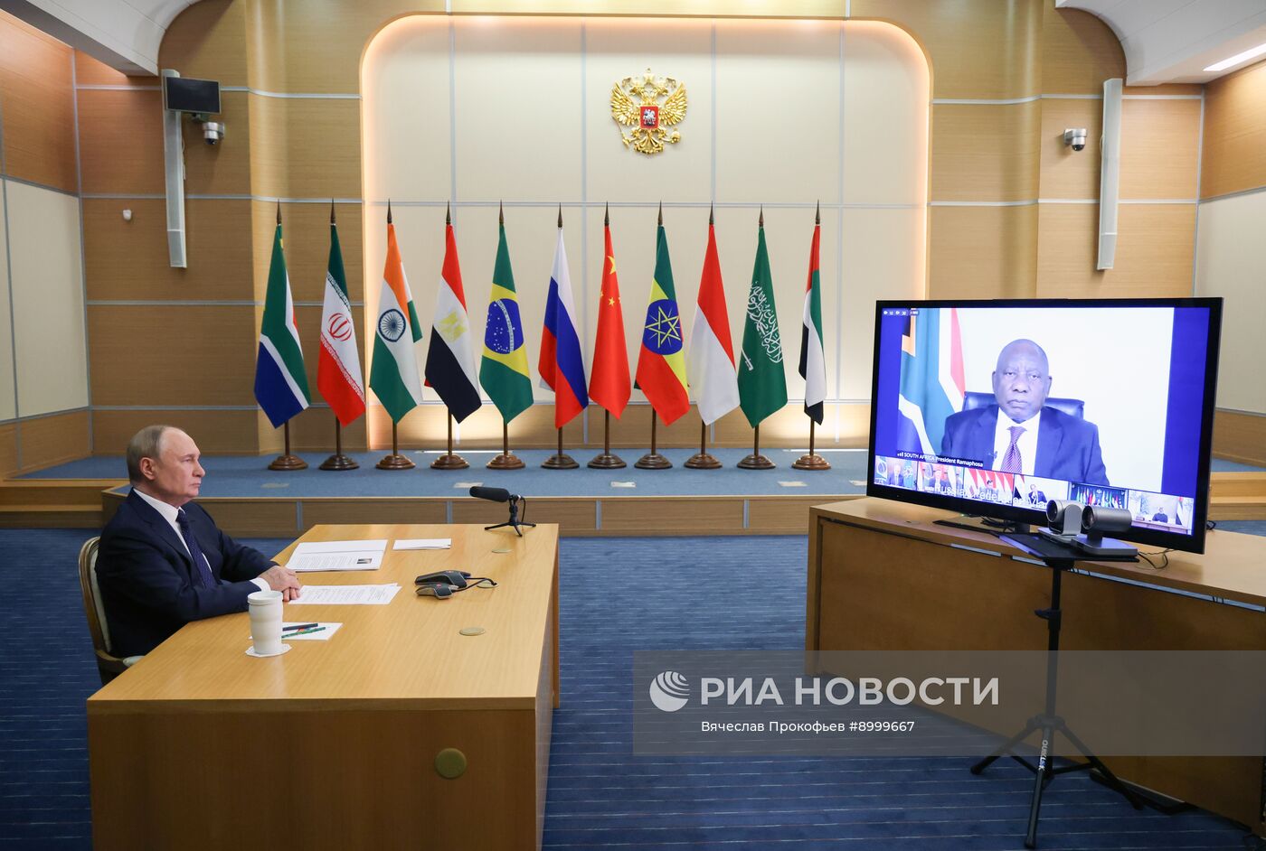 Президент Владимир Путин принял участие во внеочередной встрече БРИКС