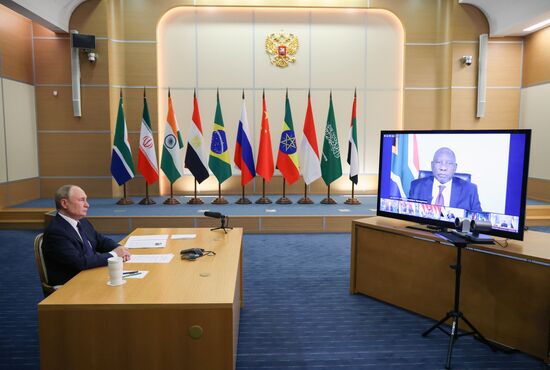 Президент Владимир Путин принял участие во внеочередной встрече БРИКС