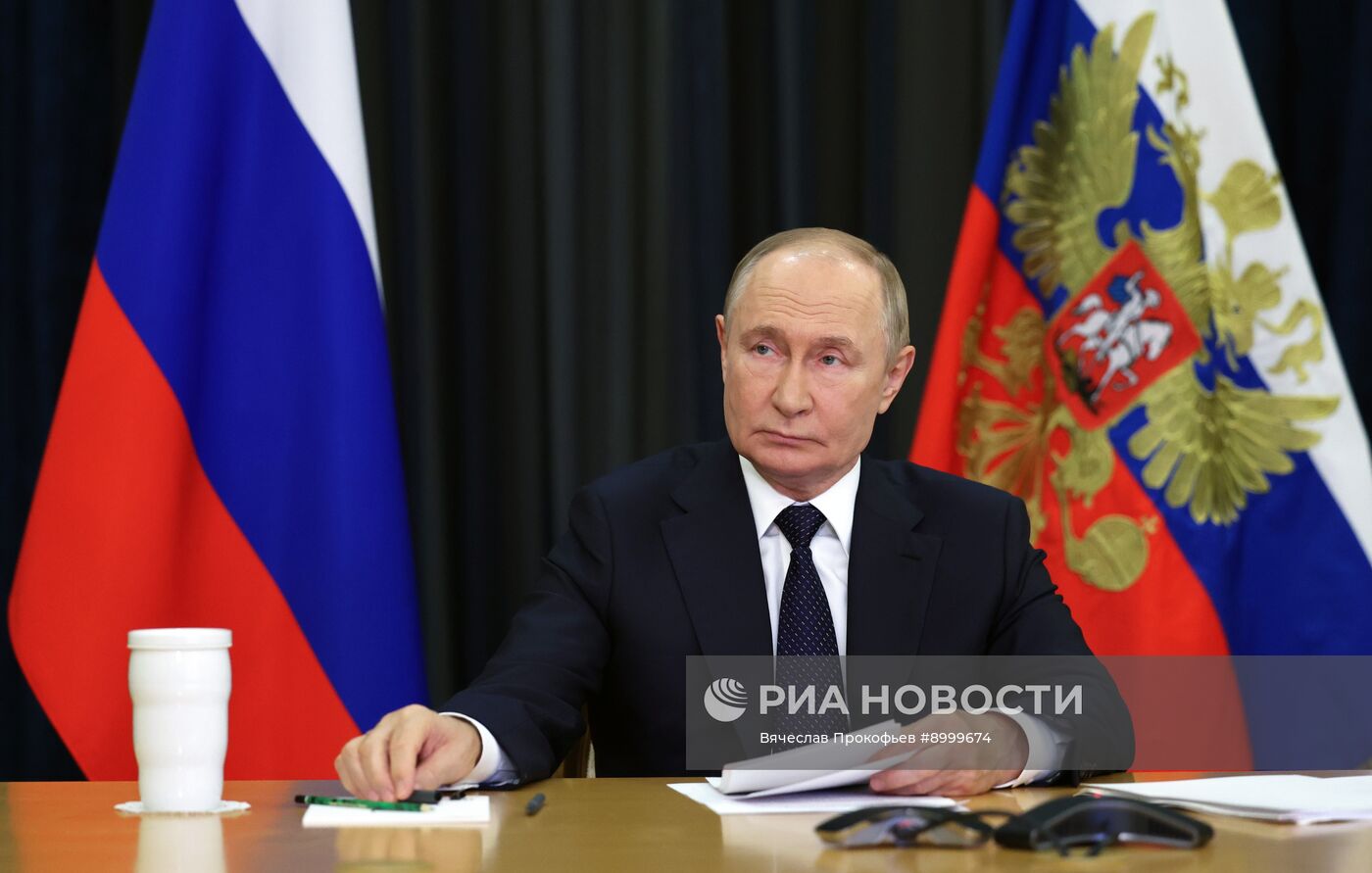 Президент Владимир Путин принял участие во внеочередной встрече БРИКС