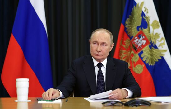 Президент Владимир Путин принял участие во внеочередной встрече БРИКС