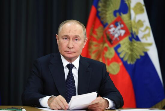 Президент Владимир Путин принял участие во внеочередной встрече БРИКС