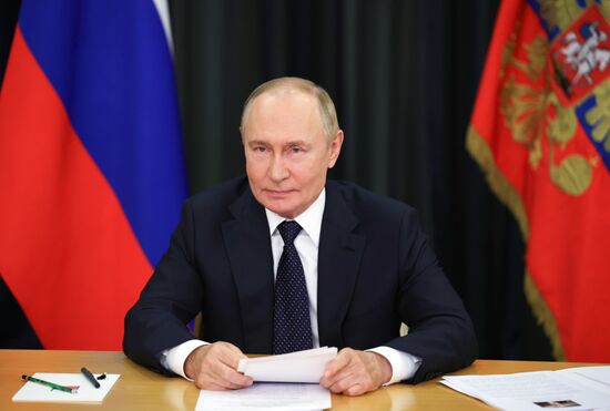 Президент Владимир Путин принял участие во внеочередной встрече БРИКС