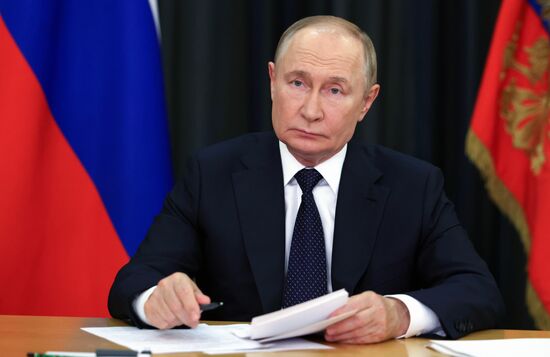 Президент Владимир Путин принял участие во внеочередной встрече БРИКС