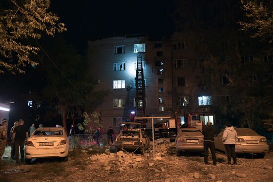 Последствия обстрела ВСУ жилого дома в Донецке