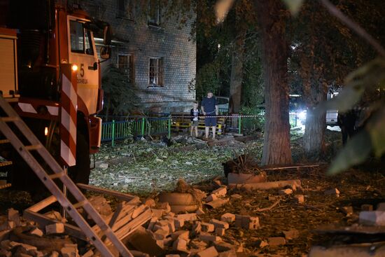 Последствия обстрела ВСУ жилого дома в Донецке