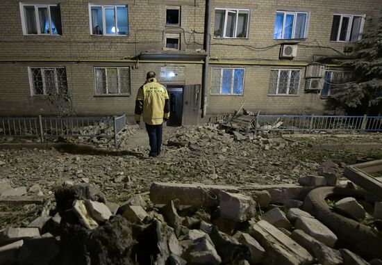 Последствия обстрела ВСУ жилого дома в Донецке