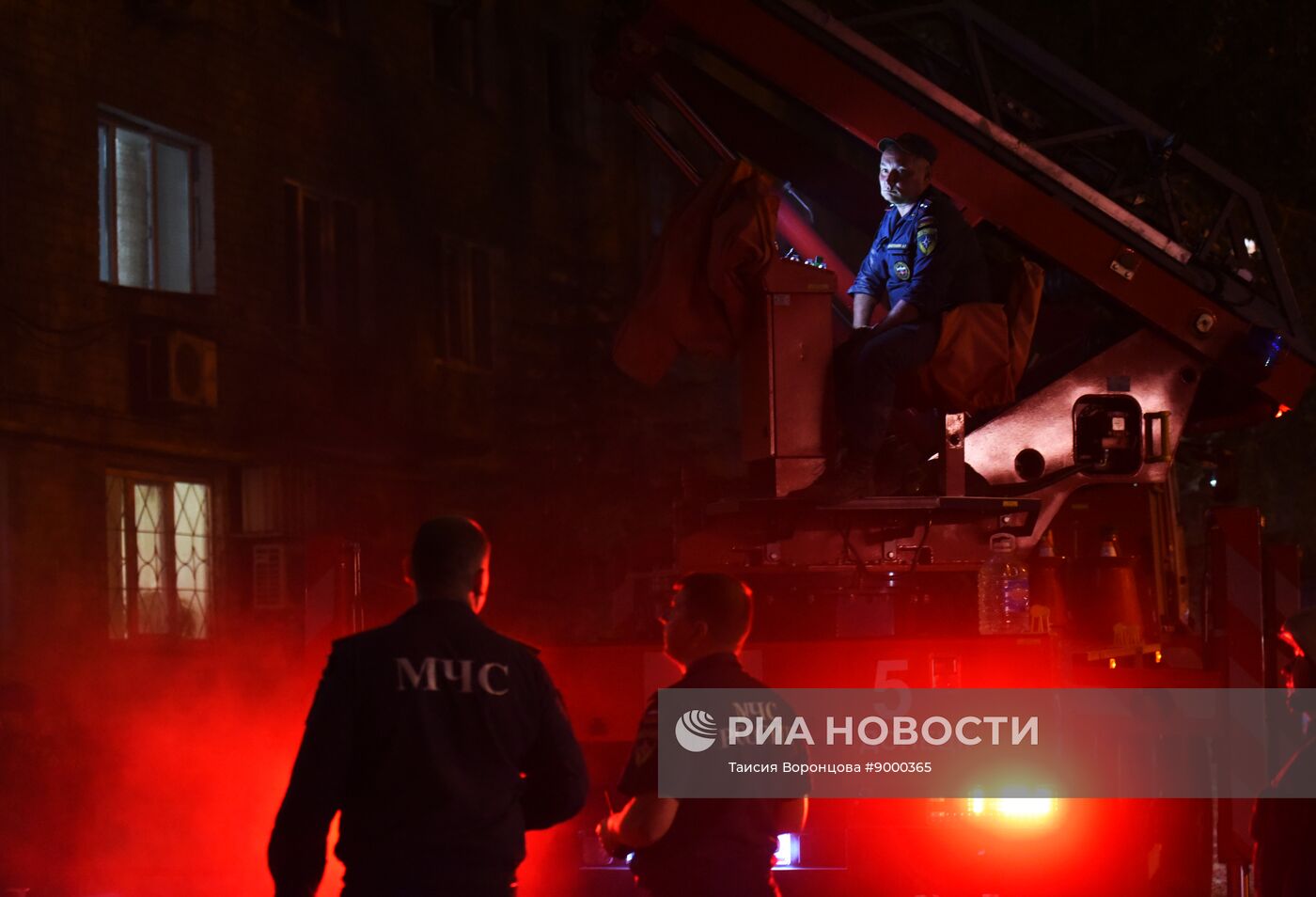 Последствия обстрела ВСУ жилого дома в Донецке