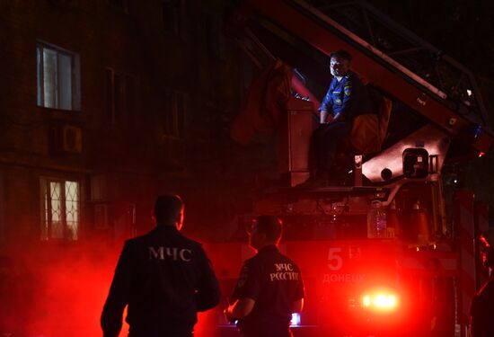 Последствия обстрела ВСУ жилого дома в Донецке