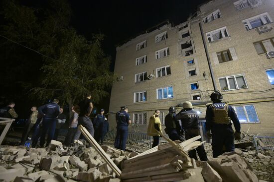 Последствия обстрела ВСУ жилого дома в Донецке