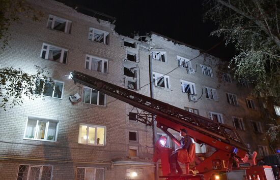 Последствия обстрела ВСУ жилого дома в Донецке