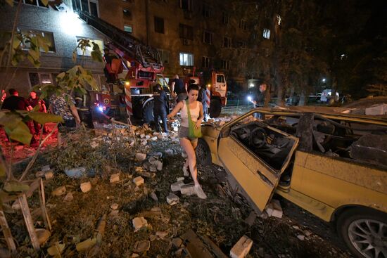 Последствия обстрела ВСУ жилого дома в Донецке