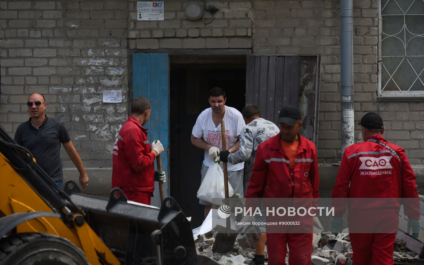 Последствия обстрела ВСУ жилого дома в Донецке