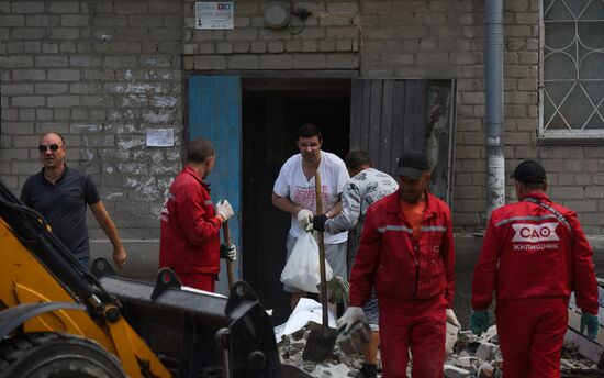 Последствия обстрела ВСУ жилого дома в Донецке