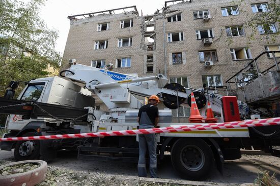 Последствия обстрела ВСУ жилого дома в Донецке