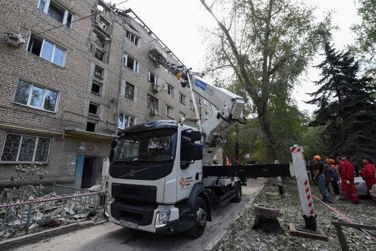 Последствия обстрела ВСУ жилого дома в Донецке