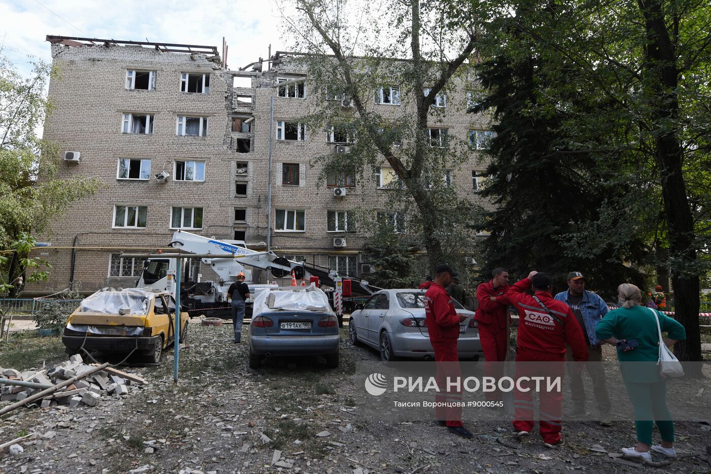 Последствия обстрела ВСУ жилого дома в Донецке