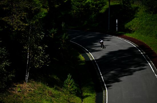 Тренировки перед началом чемпионата России по биатлону на лыжероллерах