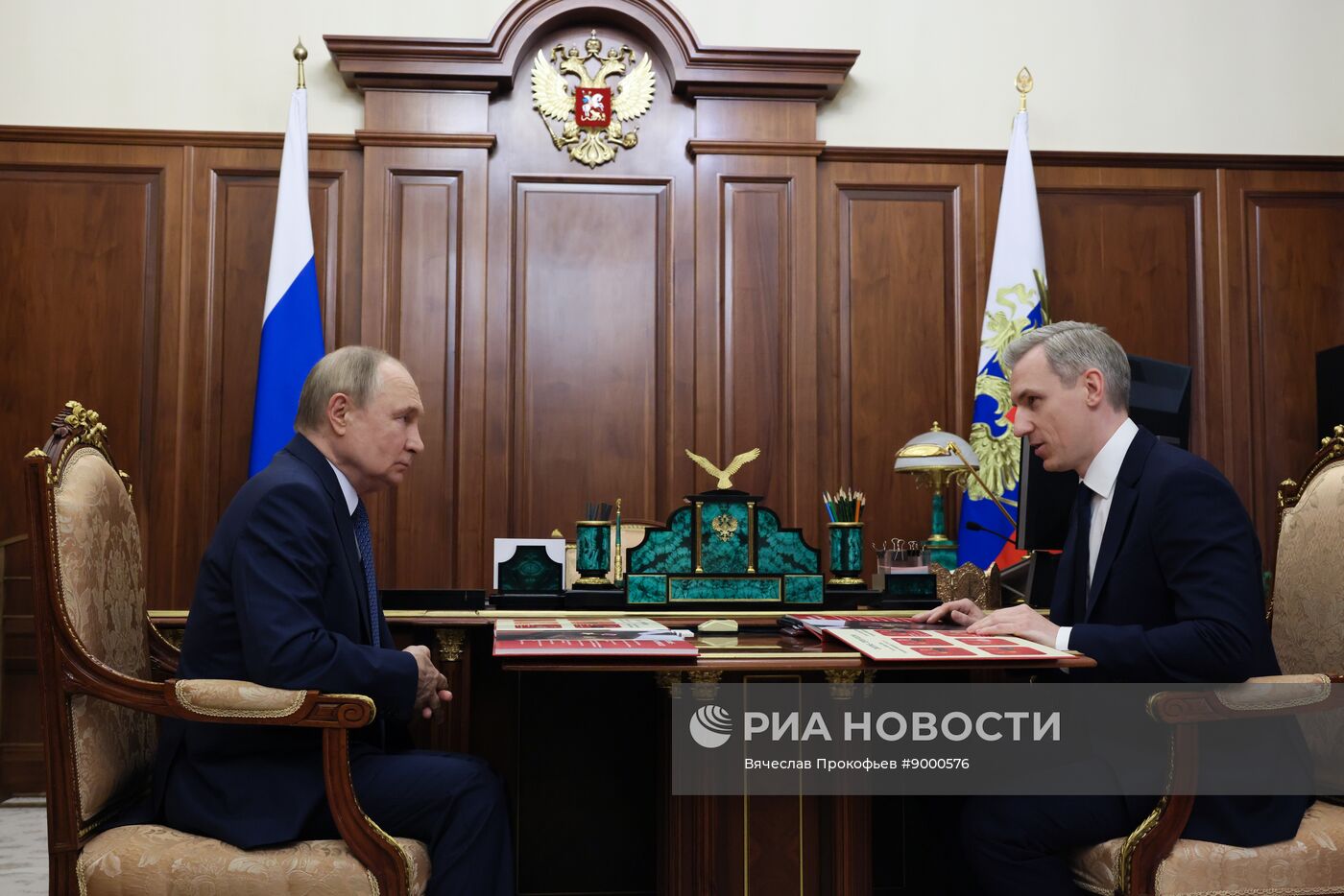 Президент Владимир Путин встретился с губернатором Смоленской области Василием Анохиным