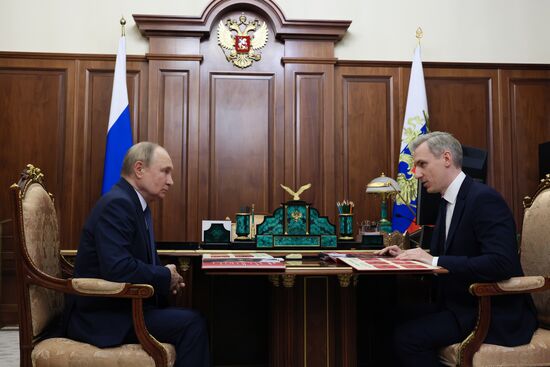 Президент Владимир Путин встретился с губернатором Смоленской области Василием Анохиным