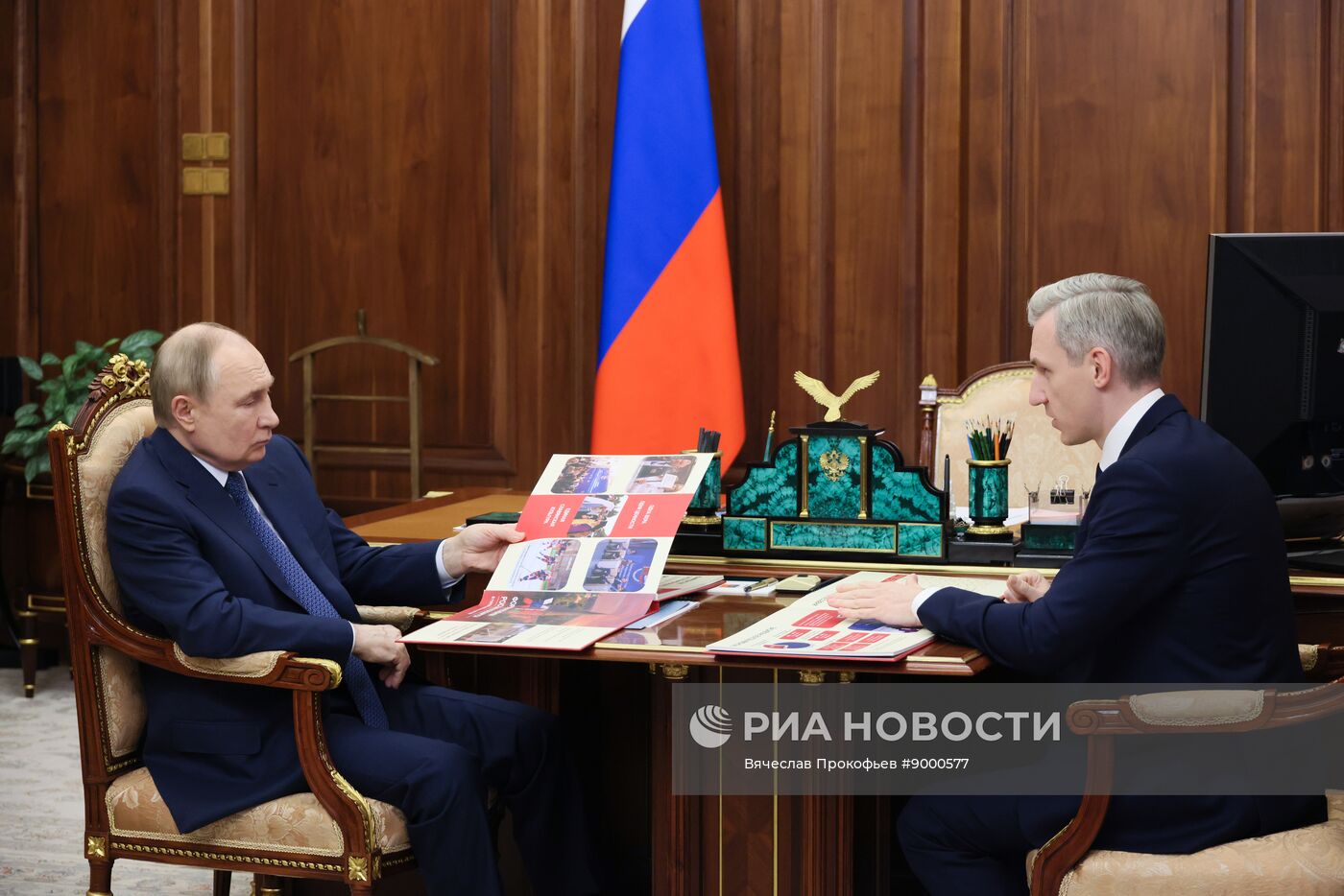 Президент Владимир Путин встретился с губернатором Смоленской области Василием Анохиным