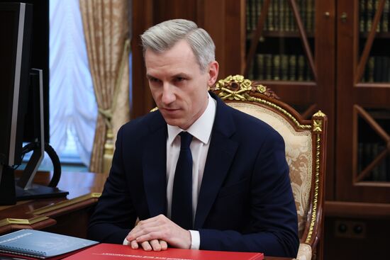 Президент Владимир Путин встретился с губернатором Смоленской области Василием Анохиным