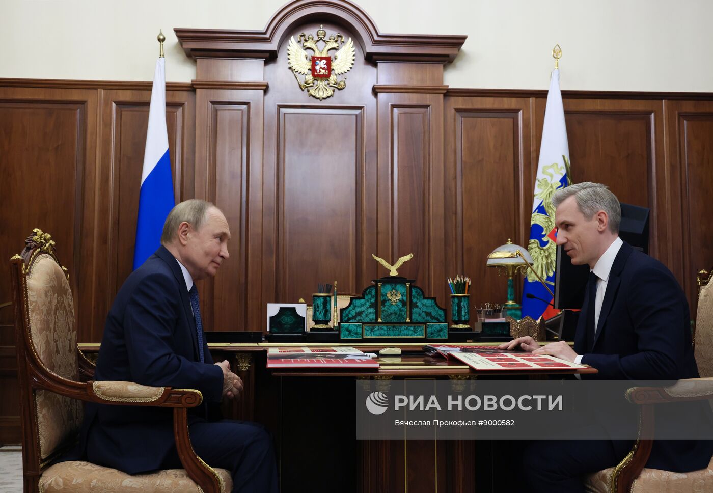 Президент Владимир Путин встретился с губернатором Смоленской области Василием Анохиным