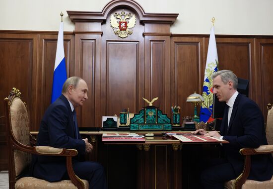 Президент Владимир Путин встретился с губернатором Смоленской области Василием Анохиным