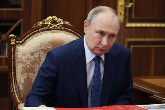 Президент Владимир Путин встретился с губернатором Смоленской области Василием Анохиным