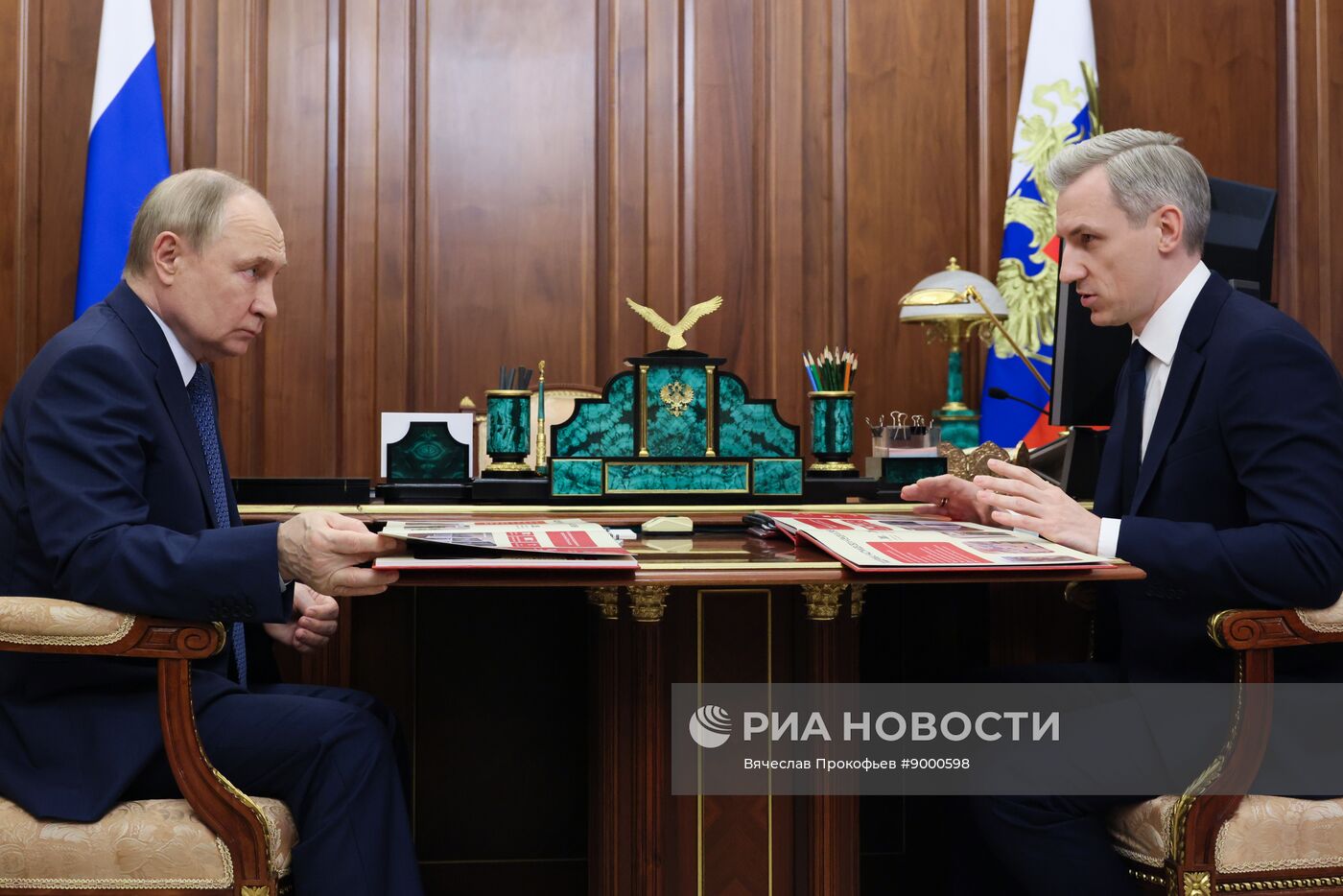 Президент Владимир Путин встретился с губернатором Смоленской области Василием Анохиным