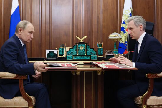 Президент Владимир Путин встретился с губернатором Смоленской области Василием Анохиным