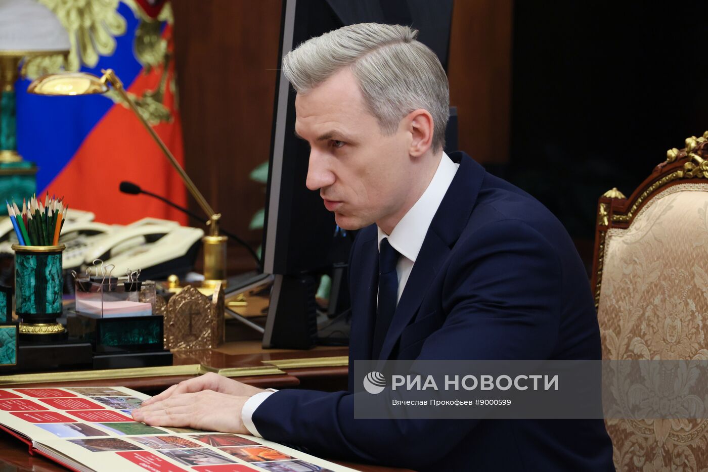 Президент Владимир Путин встретился с губернатором Смоленской области Василием Анохиным