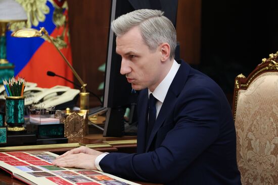 Президент Владимир Путин встретился с губернатором Смоленской области Василием Анохиным