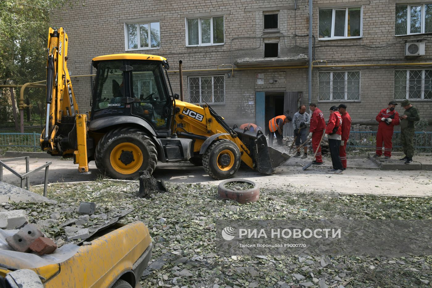 Последствия обстрела ВСУ жилого дома в Донецке