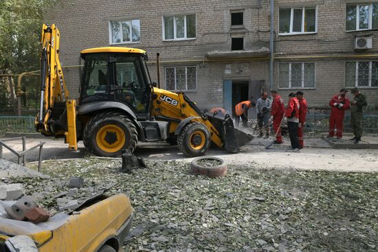 Последствия обстрела ВСУ жилого дома в Донецке
