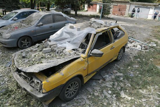 Последствия обстрела ВСУ жилого дома в Донецке