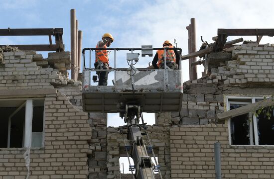 Последствия обстрела ВСУ жилого дома в Донецке