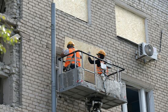 Последствия обстрела ВСУ жилого дома в Донецке