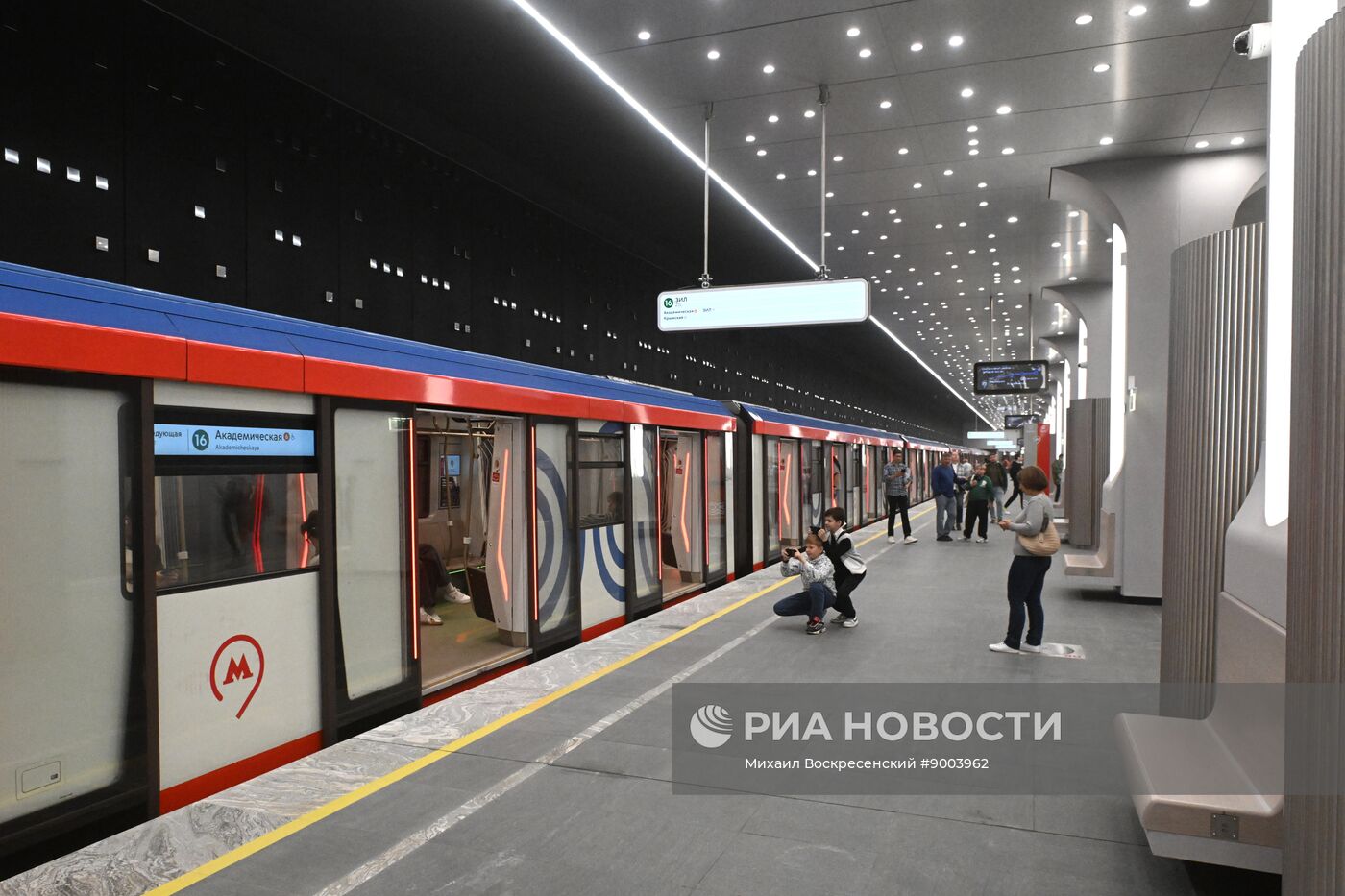 Запуск движения поездов по новому участку Троицкой линии метро от станции "Новаторская" до станции "ЗИЛ"